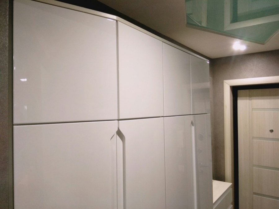 Белый глянцевый шкаф в прихожую