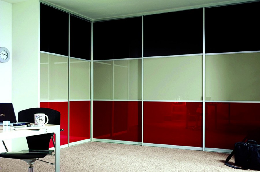 Двери на шкаф купе угловой глянцевое стекло глянец фото