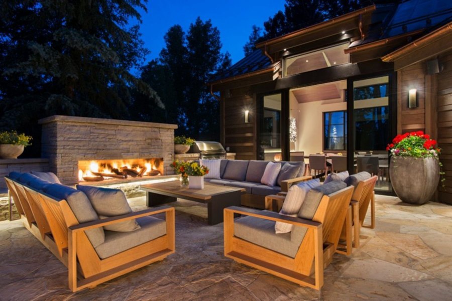 Зона патио с кострищем