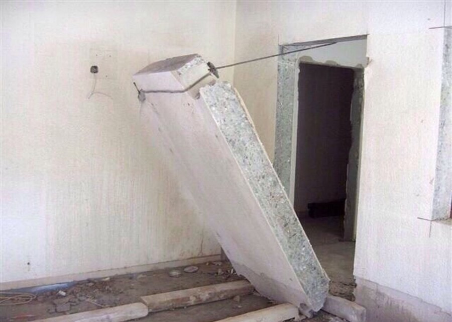 Проем в бетонной стене