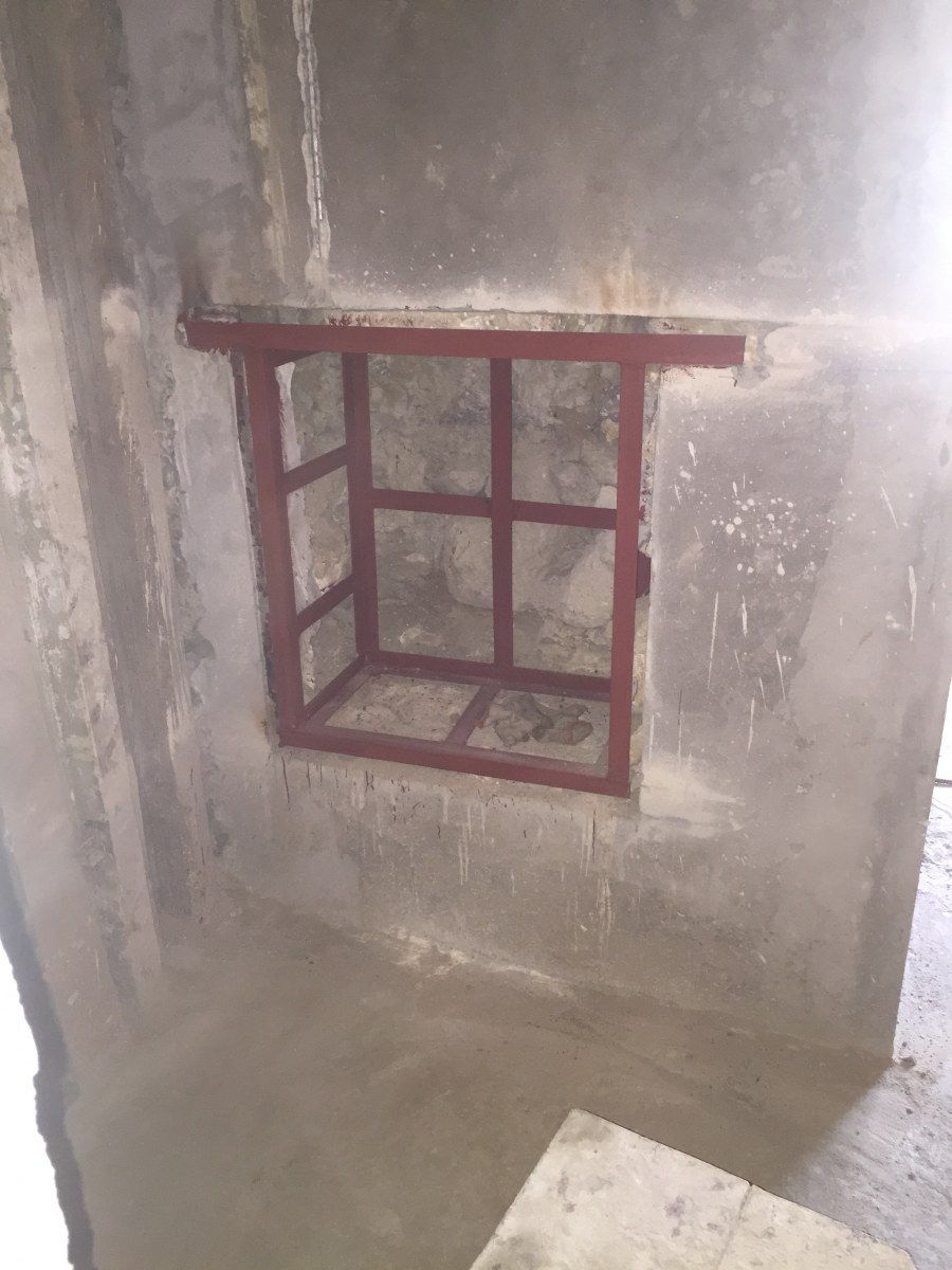 Ниши в кирпичной стене