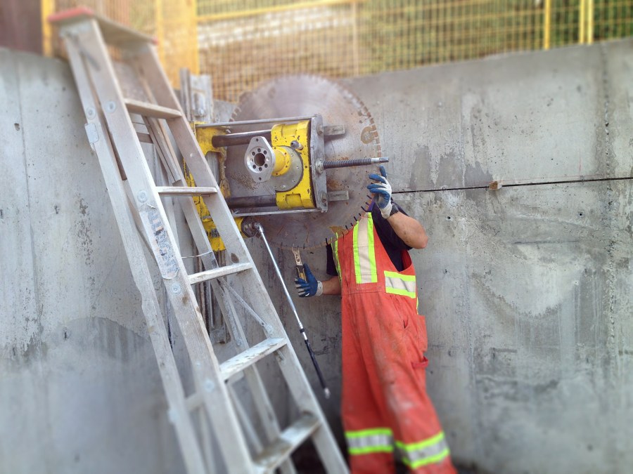 Резка бетонных стен