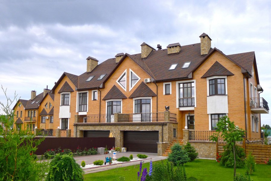 Загородный дом на три семьи