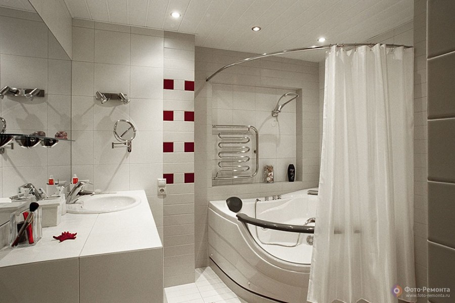 Ванная комната с угловой ванной в современном стиле