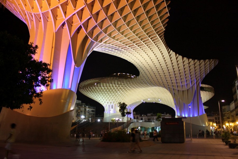 Плаза-де-ла-Энкарнасьон в старинной Севилье