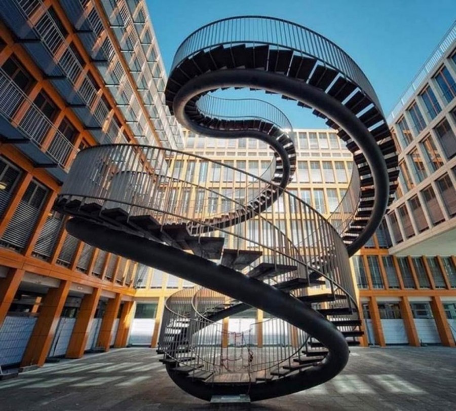 Мюнхен Германия бесконечная лестница