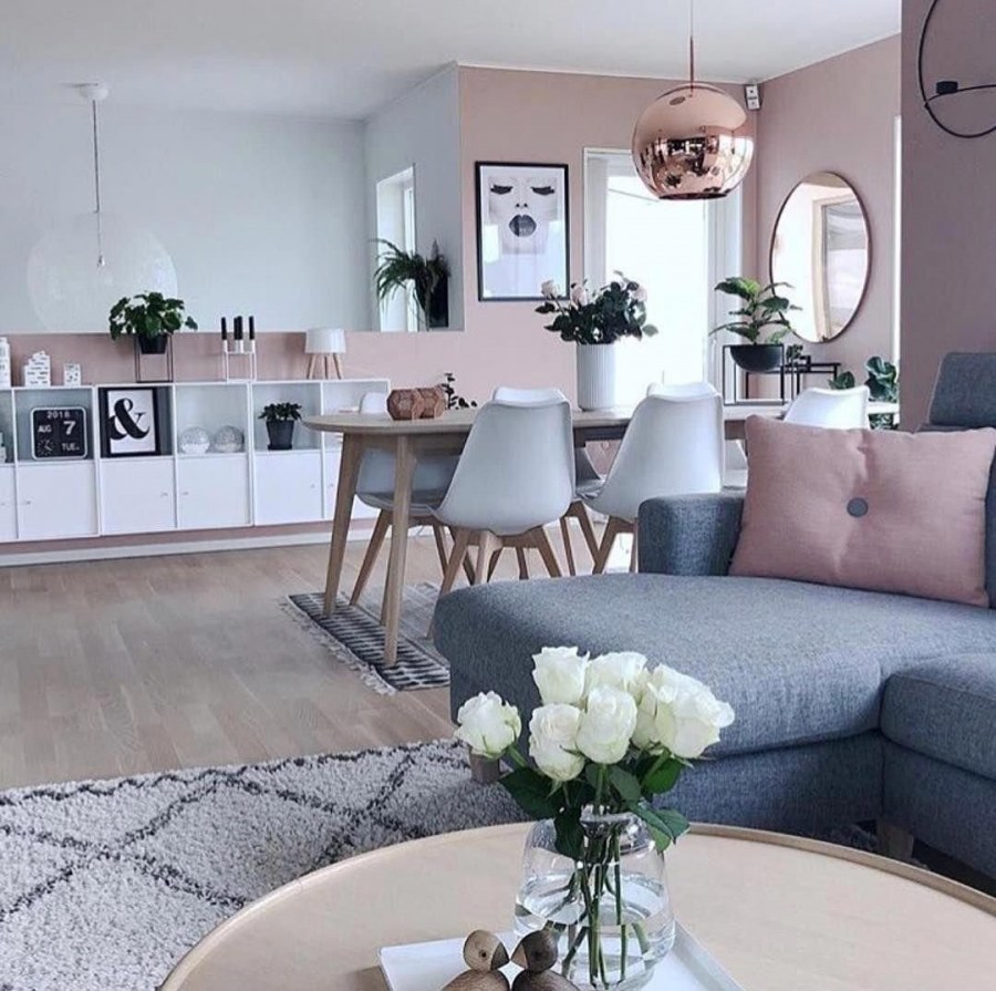 Гостиная в серо розовом цвете