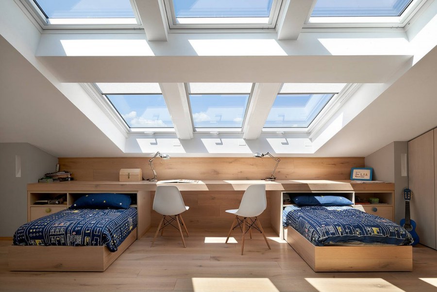 Спальня с мансардными окнами
