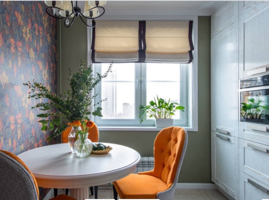 Яркие шторы в интерьере кухни