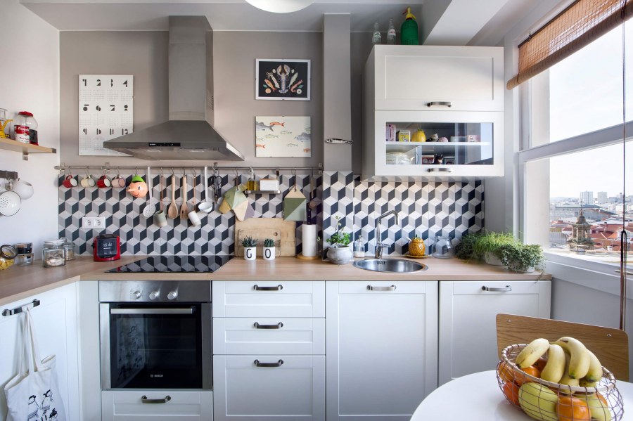 Яркая кухня в скандинавском стиле