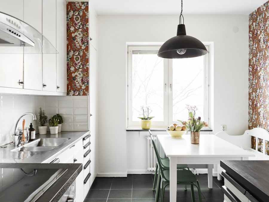 Кухня с синей акцентной стеной