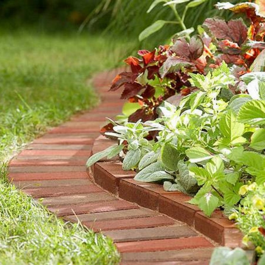 Окаймление клумбы брусчаткой