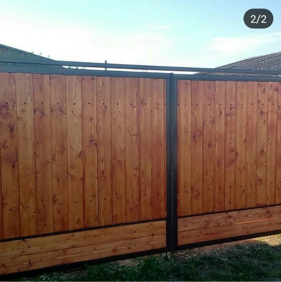 Забор из профнастила под дерево