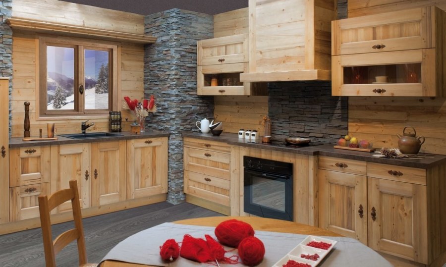 Обои под дерево на кухне