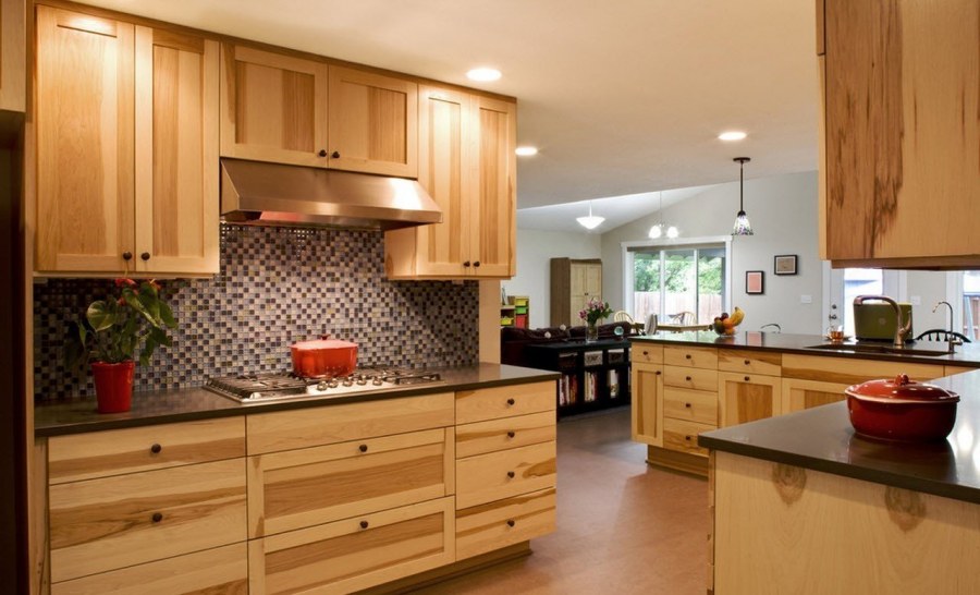 Красивые кухни под дерево