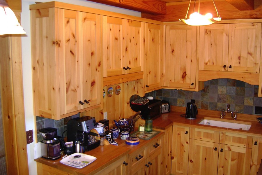 Кухонный гарнитур из мебельного щита