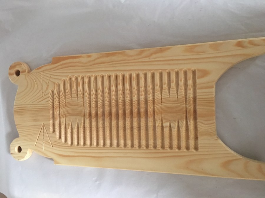 Старая стиральная доска в саду