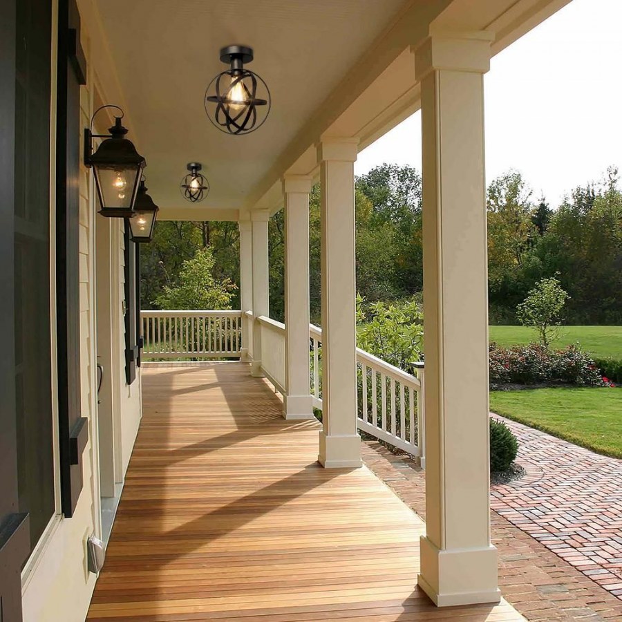 Входная группа отделана камнем