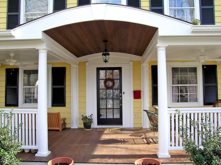 Крыльцо для частного дома с колоннами