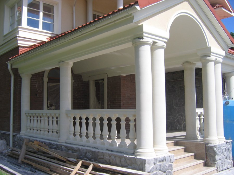 Крыльцо с колоннами