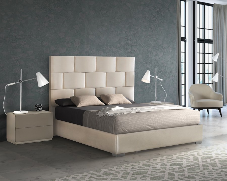 Кровать белая двуспальная деревянная