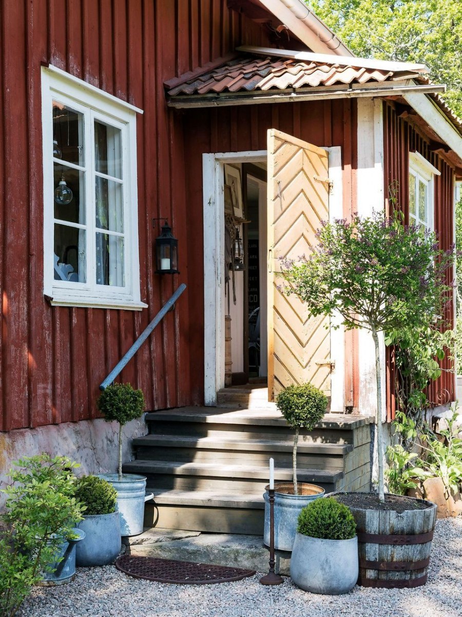 Крыльцо деревенского домика