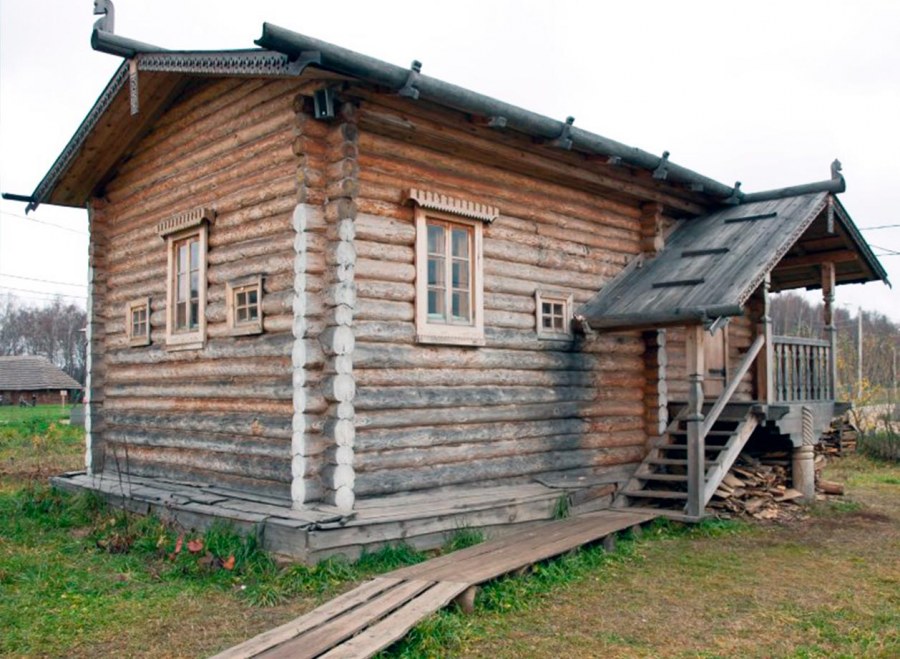 Деревенский дом с верандой и крыльцом