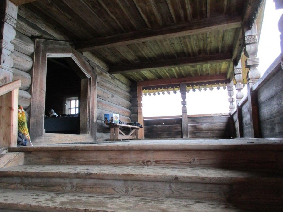 Маленькое крылечко для дачного домика