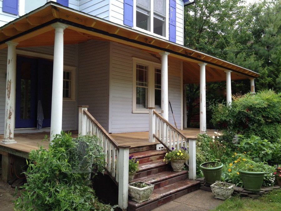 Красивое деревянное крыльцо