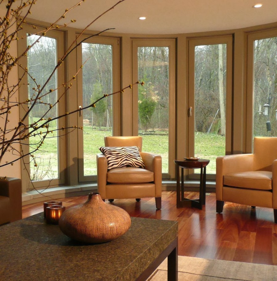 Большие окна в гостиной