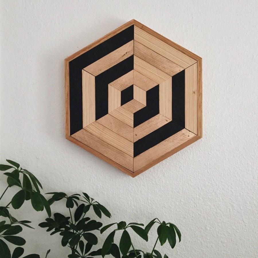 Фигуры из деревянных реек на стене