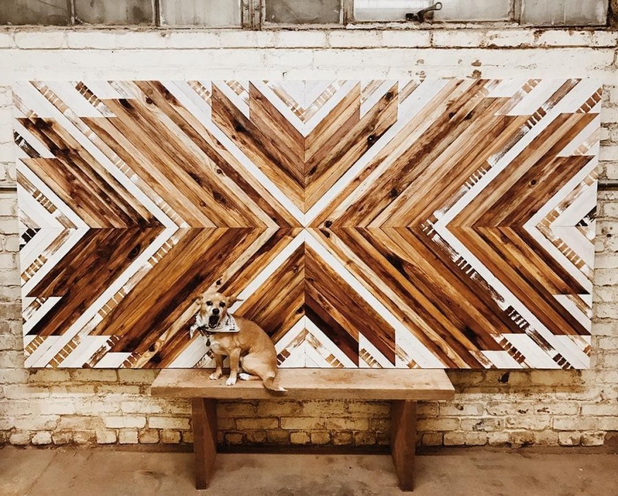 Декор стены из деревянных брусков