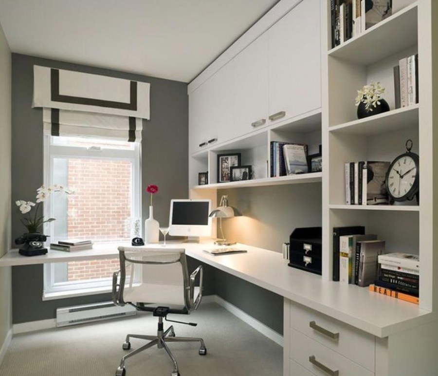 Рабочая зона у окна для школьника