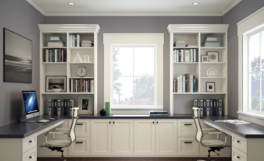 Письменный стол вдоль окна