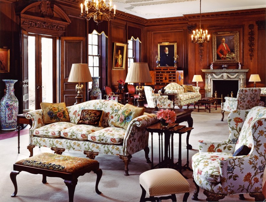 Зал в английском стиле в квартире