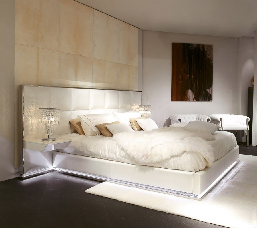 Спальня на мансарде в светлых тонах