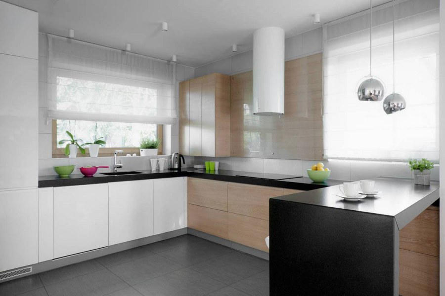 Дизайн серой кухни в современном стиле с яркими акцентами