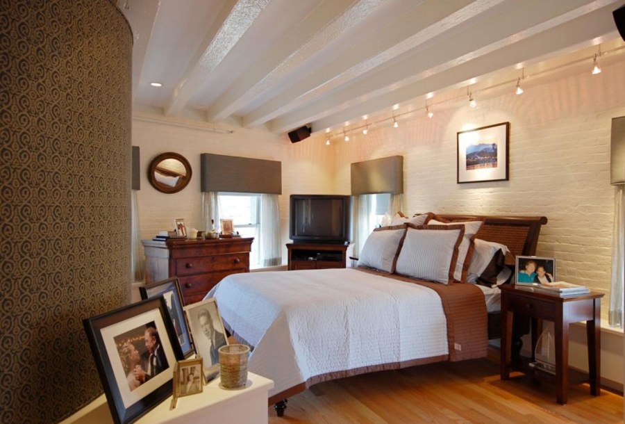 Трековые светильники в спальне