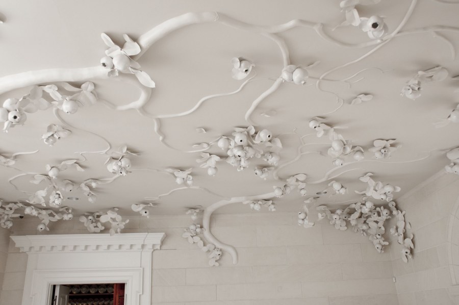 Декор потолка шарами из ниток