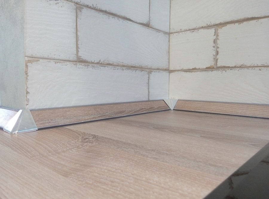 Щель между столешницей и фартуком