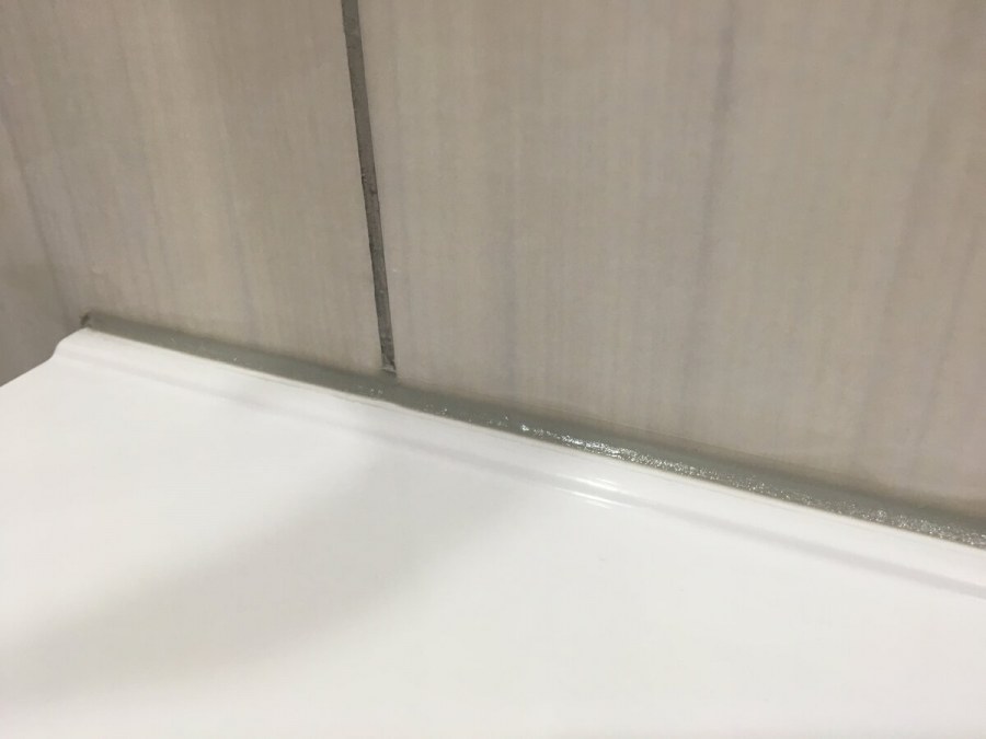 Стык между плиткой и столешницей