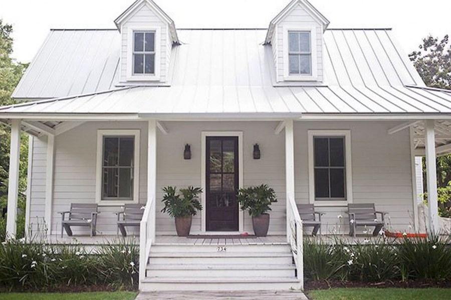 Серый дом с белой верандой