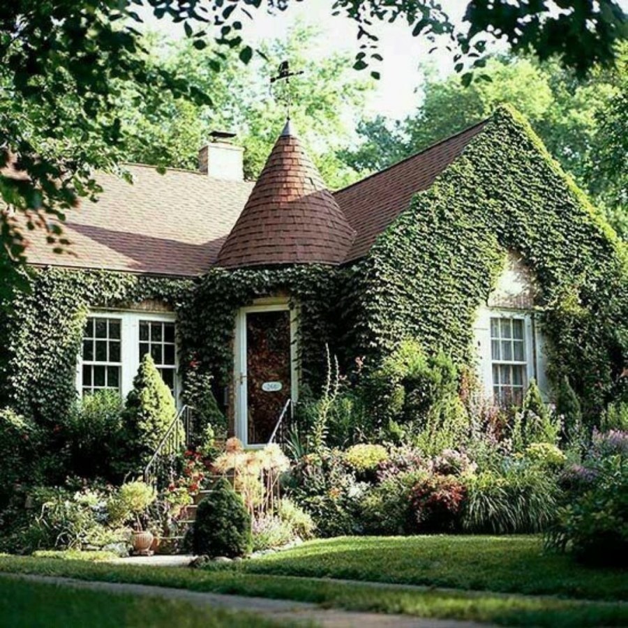 Старинный английский дом Тюдор с садом