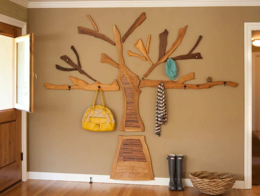 Украшение стен в коридоре