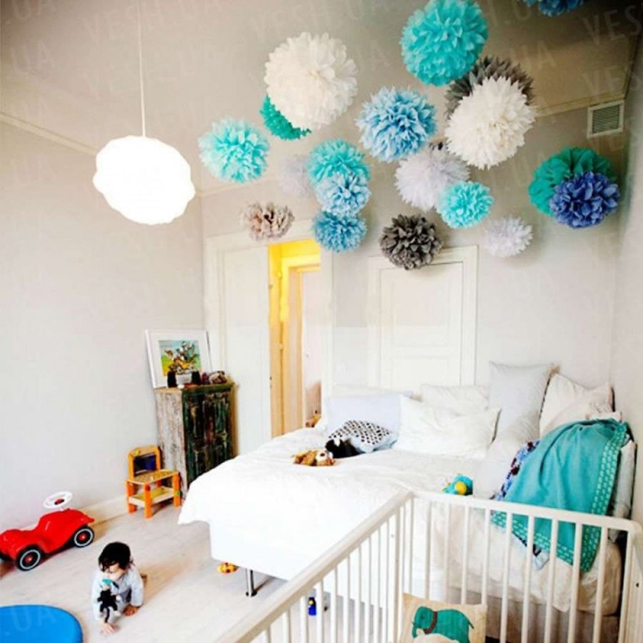 Украшение комнаты помпонами