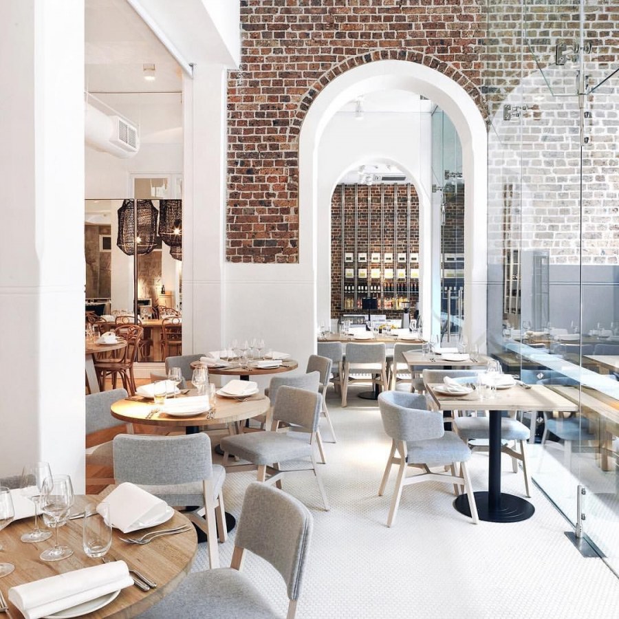 Интерьер кофейни в белых тонах