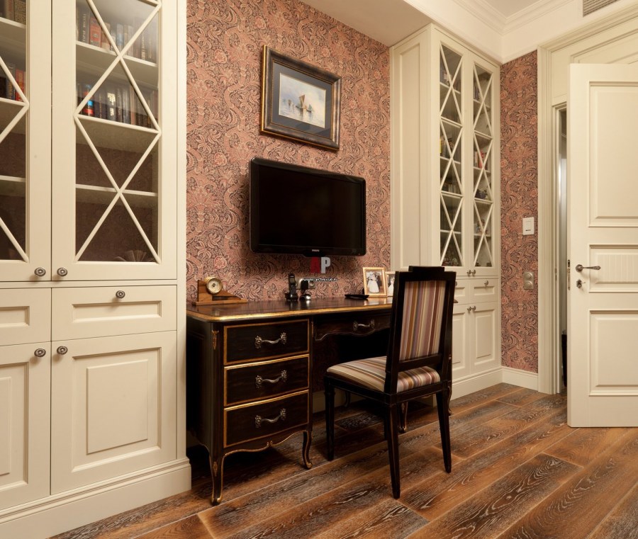 Кабинет в классическом стиле в светлых тонах