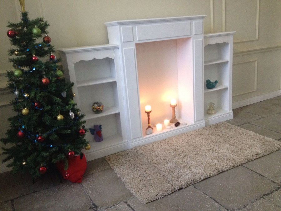 Декоративный камин с полками