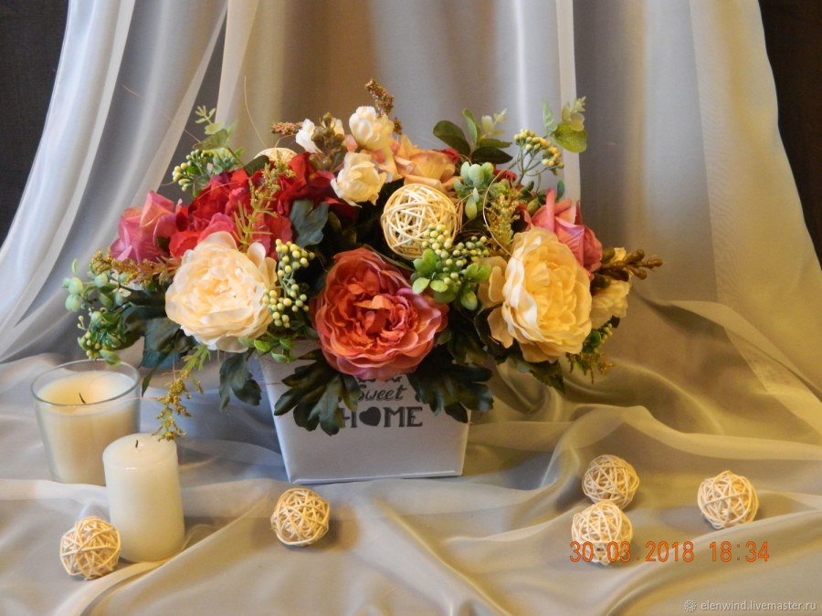 Композиция из искусственных цветов в кашпо голова