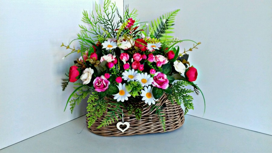 Композиция из искусственных цветов в корзине